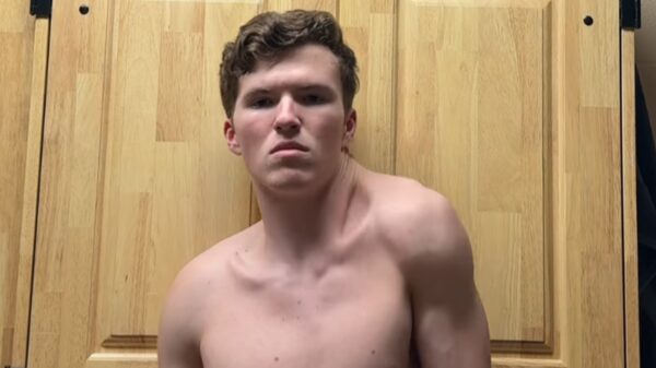 Man traint één schouderspier 300 dagen en gaat viraal met fysiek