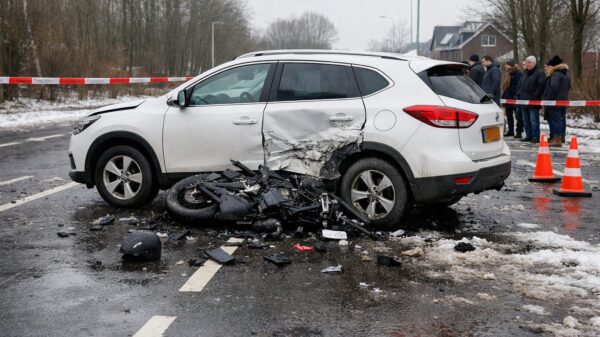 Motorrijder knalt op auto in Zwijndrecht, baby belandt in ziekenhuis