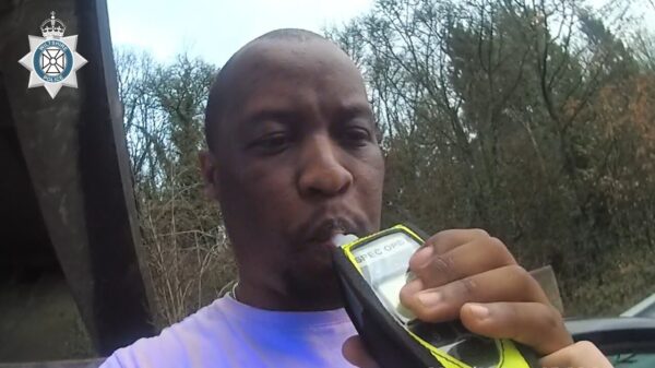 Bezopen Brit heeft maar liefst 8x nodig voor een fatsoenlijke blaastest