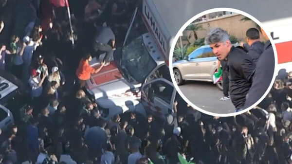 U-Haul rijdt dwars door protest tegen de Iraanse overheid in Los Angeles