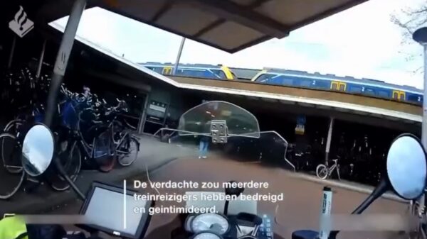 Man met vuurwapen bedreigt treinreizigers op station Muiderpoort