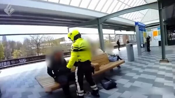 Man met vuurwapen bedreigt treinreizigers op station Muiderpoort