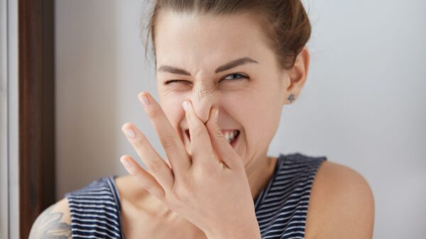 Onderzoekers zien zorgelijke link tussen neuspeuteren en ongeneeslijke ziekte