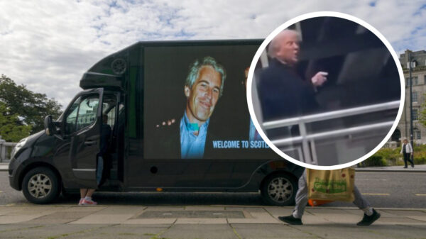 LOL: Trump scheldt werknemer in fabriek uit en steekt middelvinger op