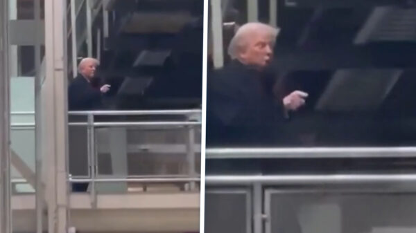 LOL: Trump scheldt werknemer in fabriek uit en steekt middelvinger op