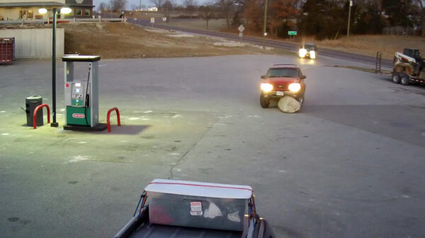 Autobestuurder kiest een keislechte route richting benzinepomp