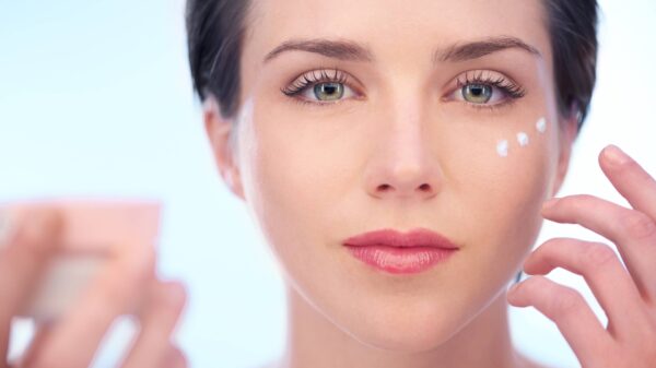 Vrouw smeert gezicht in met goedje van d'r vent in Strange Addictions