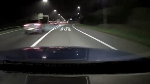 Deze mafklapper denkt dat de snelweg een uitdagend slalomparcours is