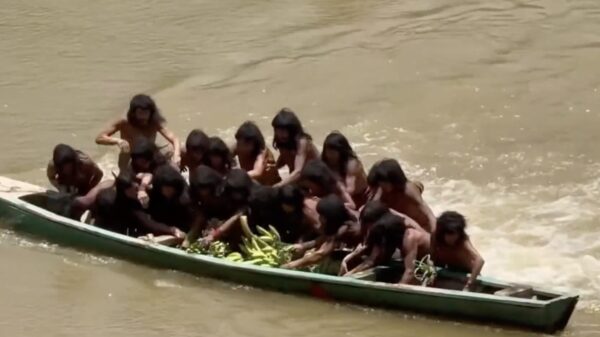 Nooit eerder vertoonde beelden van ontmoeting met inheemse Amazone-stam