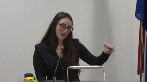 PvdA-raadslid Kim Denie trekt tijdens debat zakje wiet uit haar zak