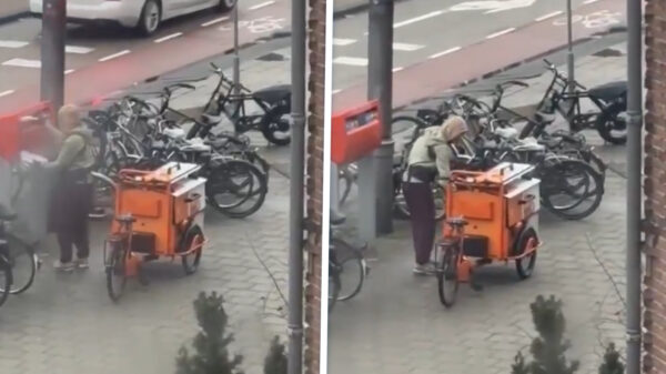 Luie postbode heeft geen zin en dumpt z'n werk weer in de brievenbus