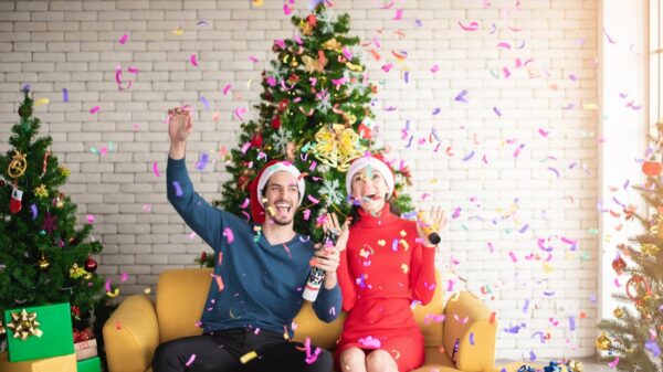 Tom gooit al zijn exen in een groepschat om ze een fijne kerst te wensen