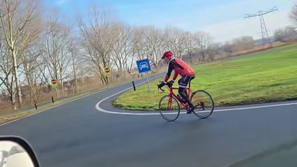 Man tegen wielrenner die autoweg op fietst: "Daar kun je niet fietsen gek!"