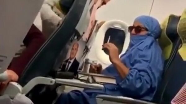 Hittepetit dreigt het vliegtuig in de hens te zetten als ze niet mag roken