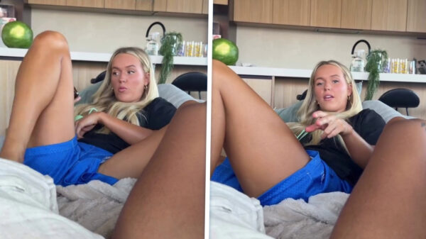 Blonde Aussie doet een gooi naar luidruchtigste vriendin van het jaar