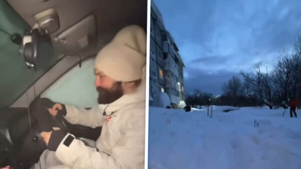 Russisch Petropavlovsk-Kamtsjatski plat door sneeuw tot aan tweede verdieping