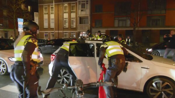 Bender midden tussen de rellen in Den Haag na verloren Afrika Cup-finale
