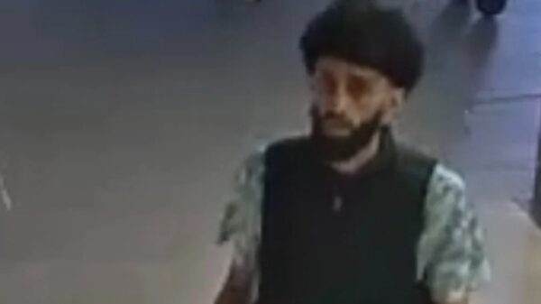 Politie zoekt vriendelijke vriend die Pride-kleedkamer op Amsterdam CS in brand stak