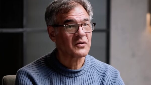 Ex-CIA spion John Kiriakou: 'Je telefoon luistert altijd met je mee'