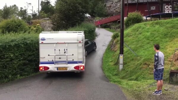 Caravan vs heuveltje: Trekt de Peugeot deze caravan de heuvel op?