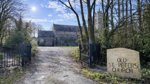 Stel koopt kerk in Wales en ontdekt 83 lijken onder de vloer bij verbouwing