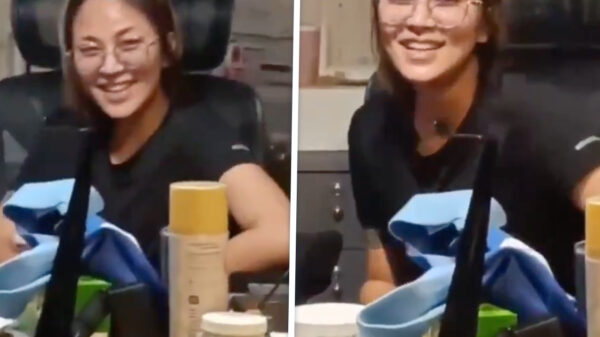 Vrouw betrapt terwijl ze onder haar bureau aan het frunniken is