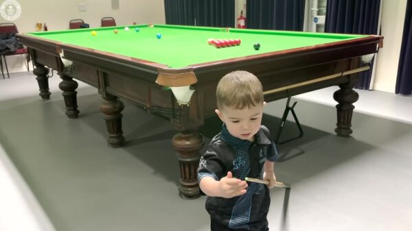 In de pocket: Britse peuter Jude (2) pakt twee wereldrecords op de snookertafel