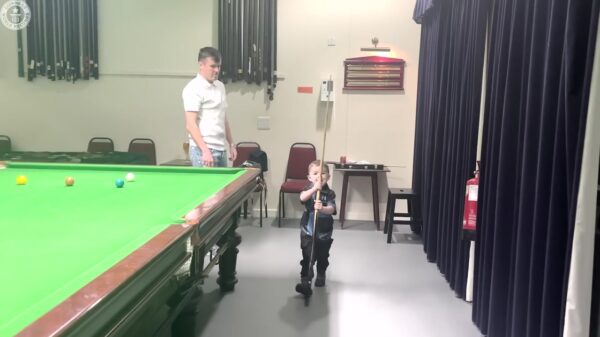 In de pocket: Britse peuter Jude (2) pakt twee wereldrecords op de snookertafel
