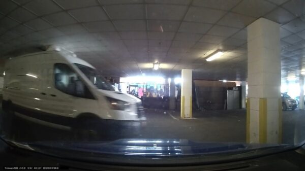 Busje rijdt parkeergarage helemaal naar de godver