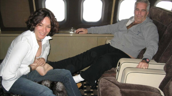 Ghislaine Maxwell: "25 Epstein-vrienden sloten geheime deals om vervolging te ontlopen"