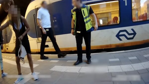 Tokkie met hysterische vriendin aangehouden die conducteur tegen hoofd trapt