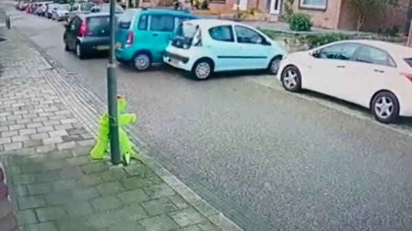 Totale pannenkoek sloopt een complete parkeerplaats bij het inparkeren