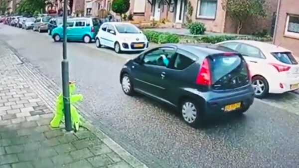Totale pannenkoek sloopt een complete parkeerplaats bij het inparkeren