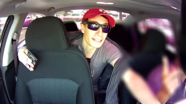 Agressieve Lyft-passagier weigert auto te verlaten voordat 'ie 5 sterren krijgt