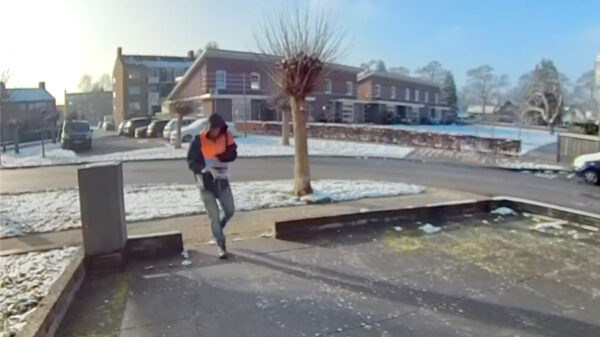 Waar zou deze scheldende postbode zo ontzettend kwaad over zijn?