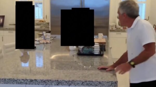 Video: Jeffrey Epstein rent achter gillende meisjes aan in de keuken