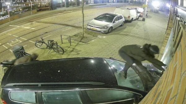 CCTV-beelden: Kansenparels rammen gevel van juwelier Gold Point Rotterdam