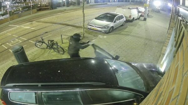 CCTV-beelden: Kansenparels rammen gevel van juwelier Gold Point Rotterdam