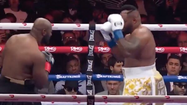 Bokser Jarrell Miller wordt zo hard gebeukt dat zijn toupet afvalt