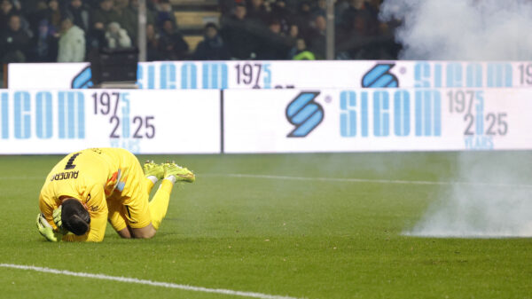 Inter-hoolie gooit vuurwerkbom naar keeper Emil Audero en raakt zelf vingers kwijt