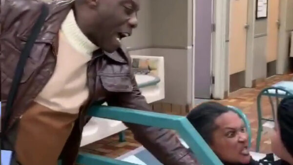 Manager van de Burger King flipt 'm helemaal de pan uit