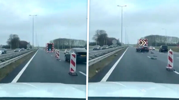 Dombo in Tesla kijkt niet uit z'n doppen en klapt vol op verkeersbord