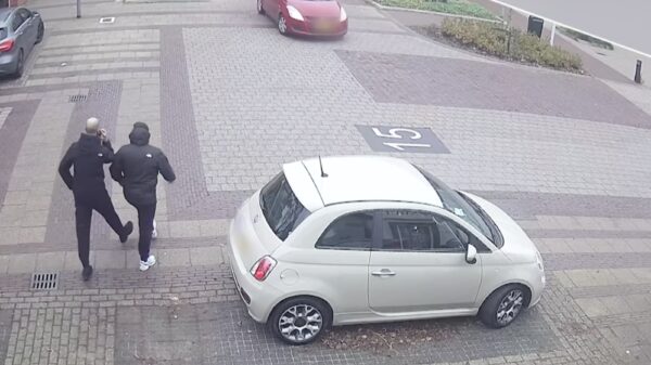 Dashcam legt gewelddadige drugsroof vast op de snelweg A1 bij Muiden