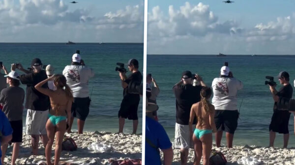 Publiek kijkt naar luchtshow, maar mist compleet de helikopter die eraan komt