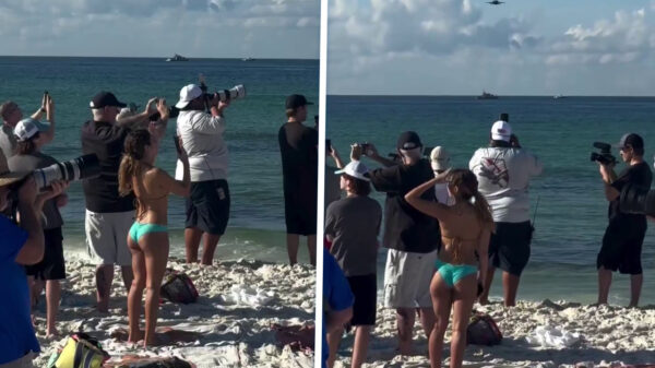 Publiek kijkt naar luchtshow, maar mist compleet de helikopter die eraan komt