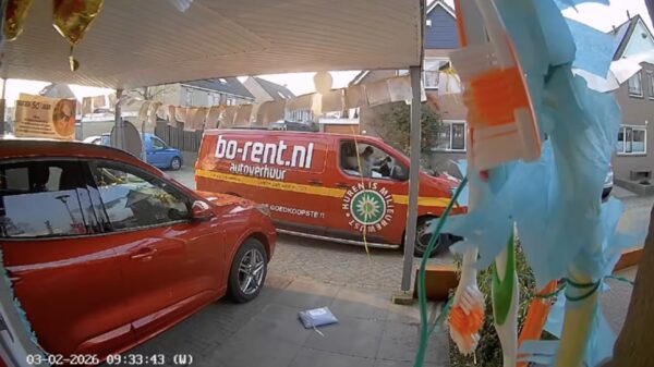 Bezorger heeft geen zin om aan te bellen en tieft pakketje uit gehuurd busje
