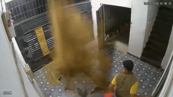 Indiase man krijgt een lading kak over zich heen na foutje met boor