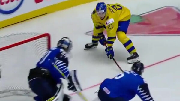 Dat is nog eens een strak ijshockeydoelpunt