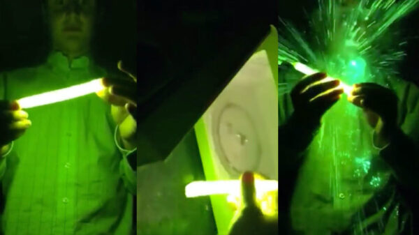 Note to self: stop een glowstick nooit in een magnetron