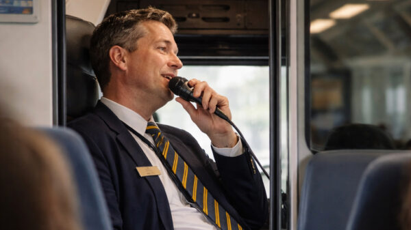 Oeps: Conducteur beleeft privémomentje terwijl z'n microfoon openstaat